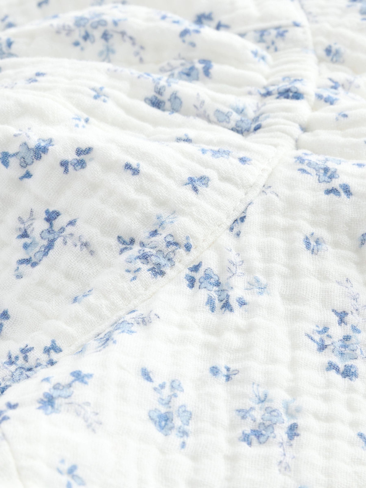 White/Blue Ditsy Floral Print 100% Cotton Baby Bucket Hat (0mths-2yrs) image 6
