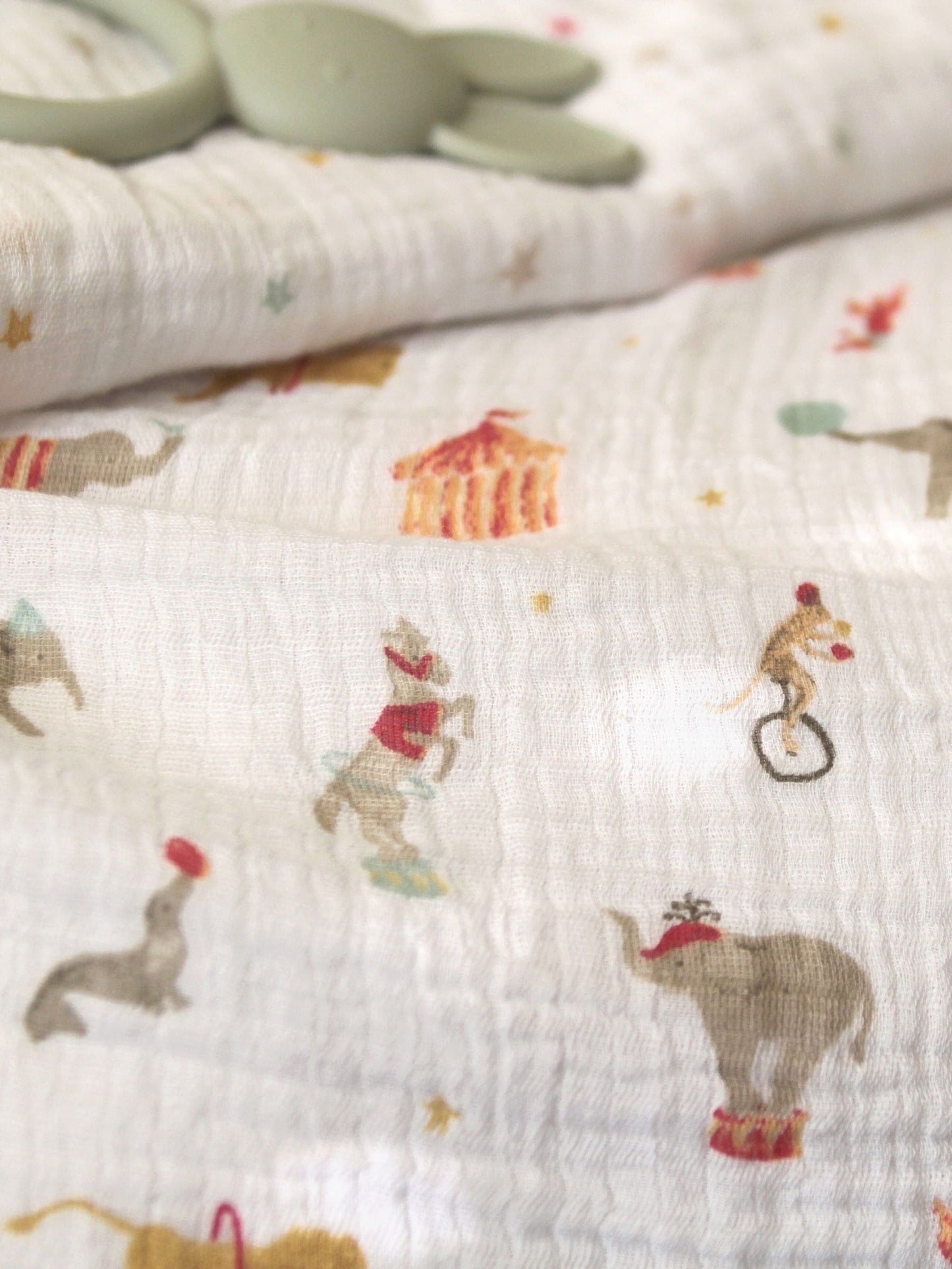 aden + anais White Essentials Elephant Circus Muslins Blankets 2 Pack image 1