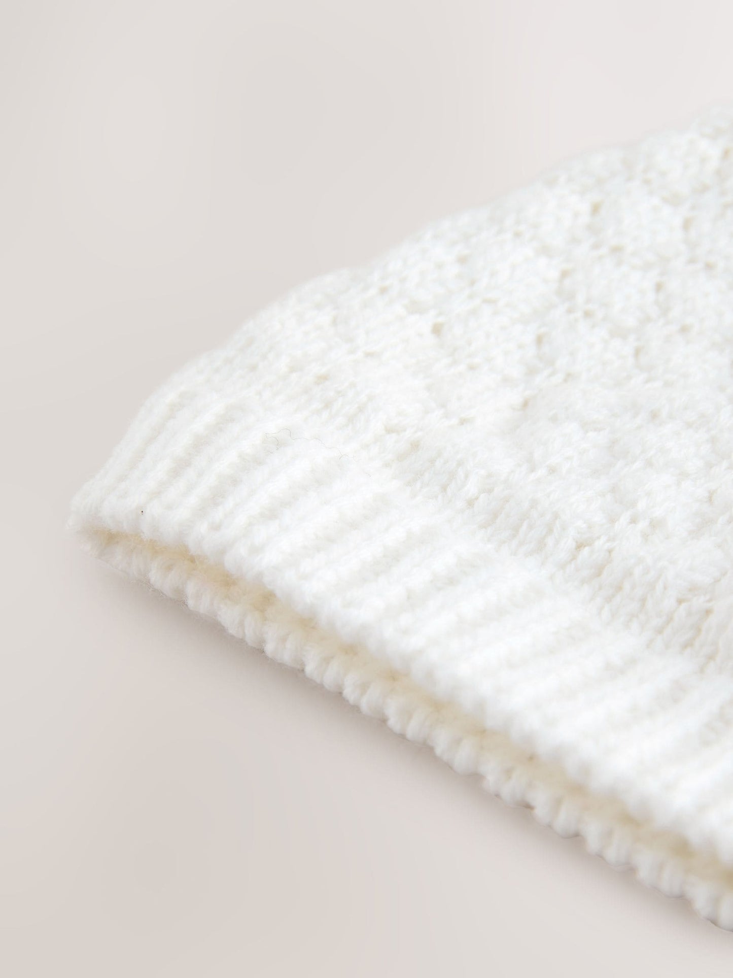 White Baby Double Pom Knitted Hat (0mths-2yrs)