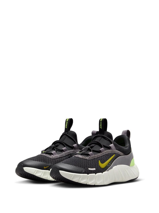 Nike Black/Green Junior Free Ride Trainers image 2