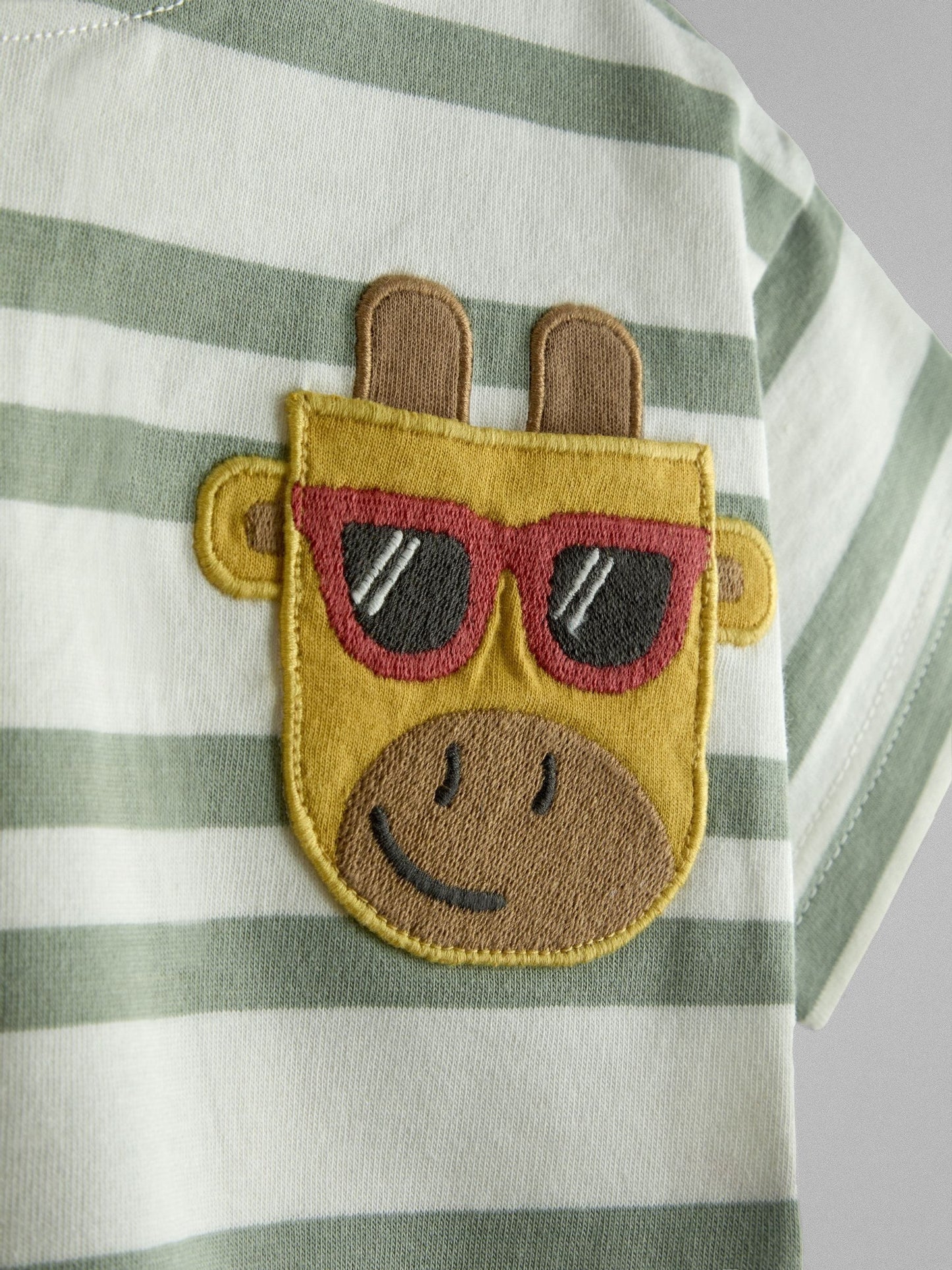Dsiney Kidz - JoJo Maman Bébé Khaki Green Giraffe Pocket Appliqué T-Shirt image 3