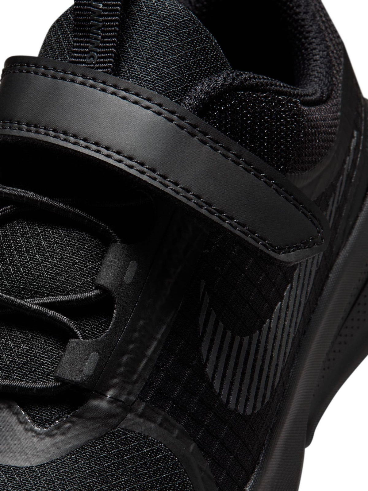 Dsiney Kidz - Nike Black Junior Star Runner Utility Trainers image 7