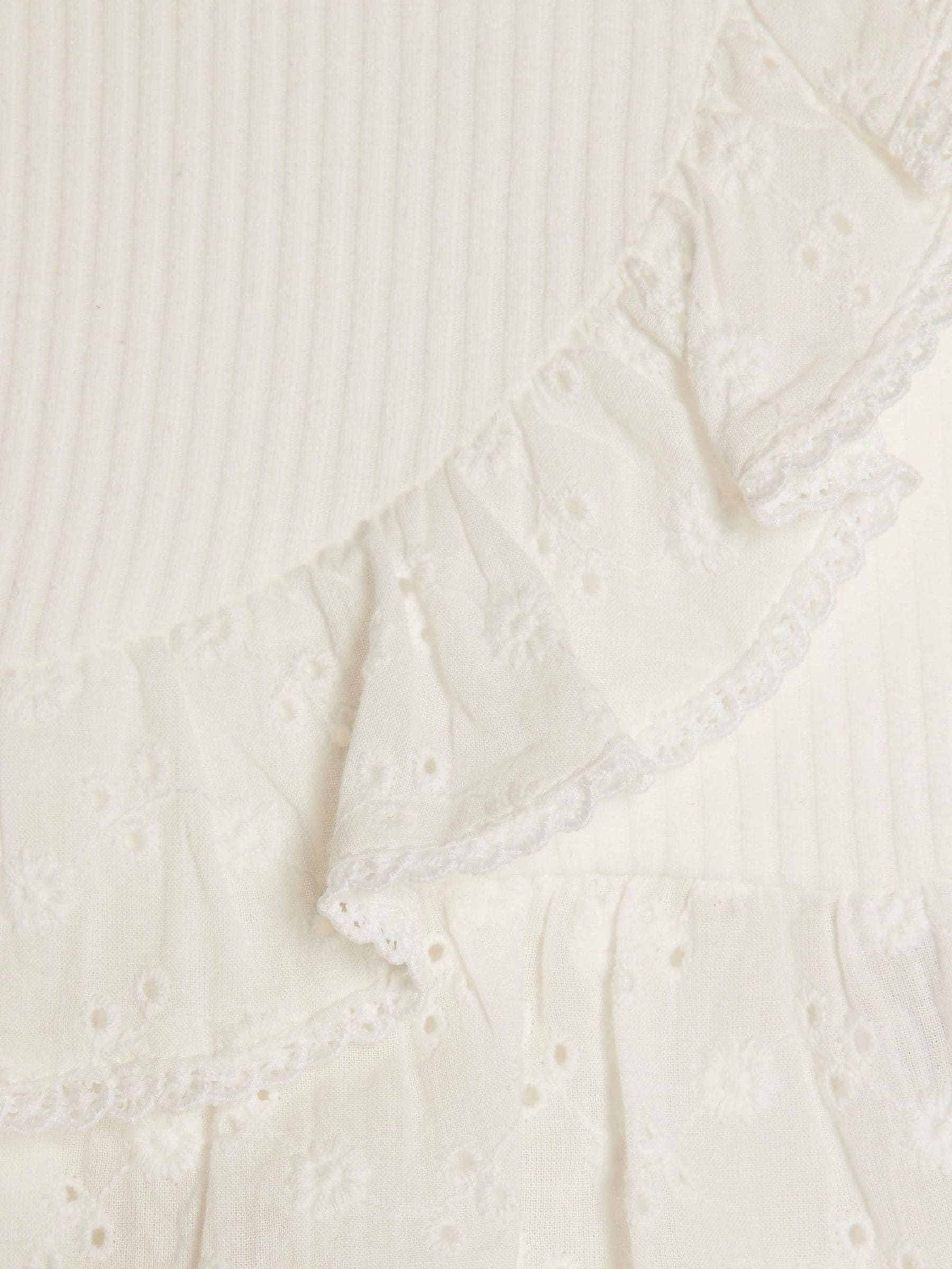 Dsiney Kidz - River Island White Ruffle Broderie Top & Short Set image 4
