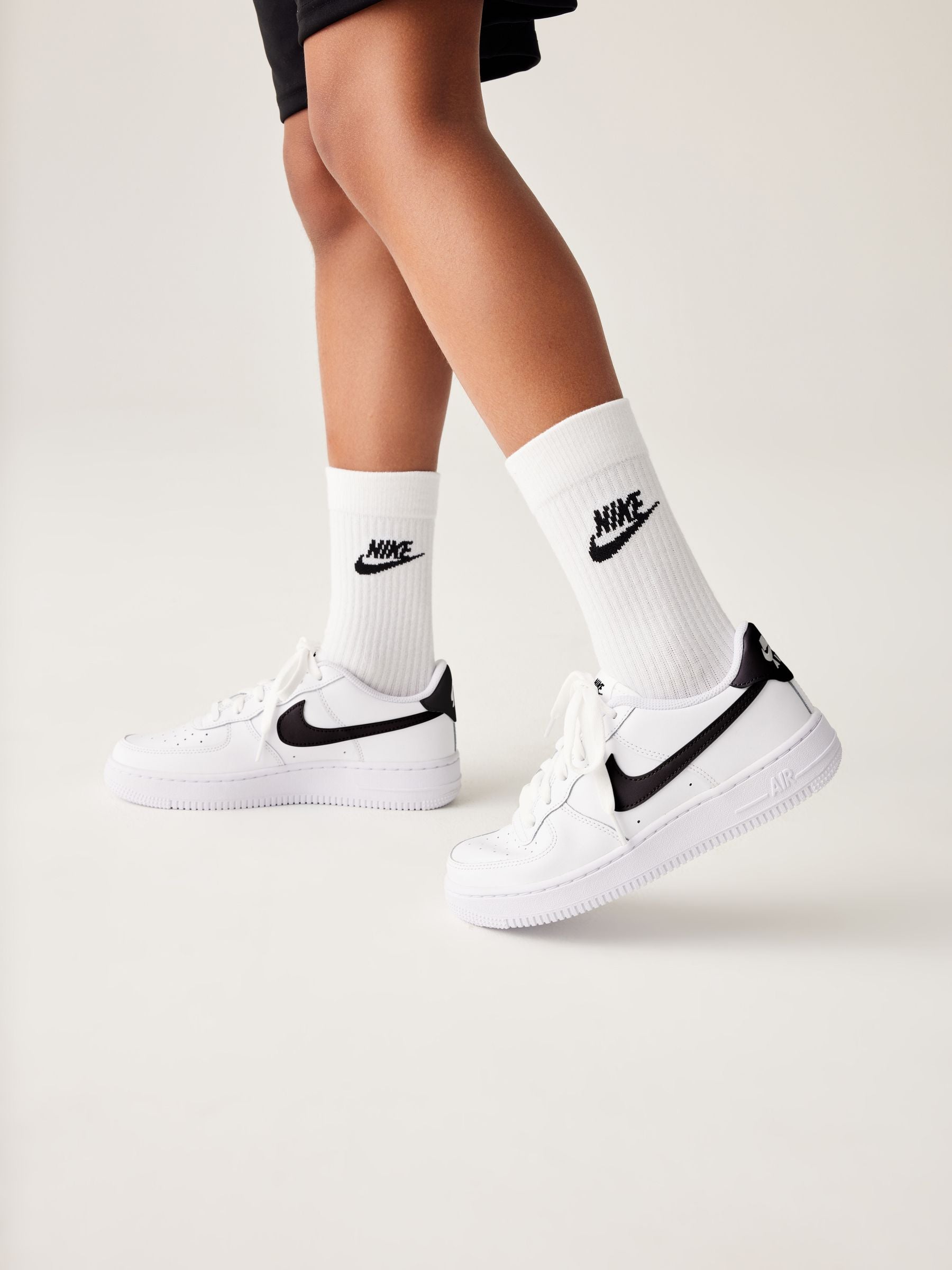 Nike White/Black Youth Air Force 1 Trainers image 1