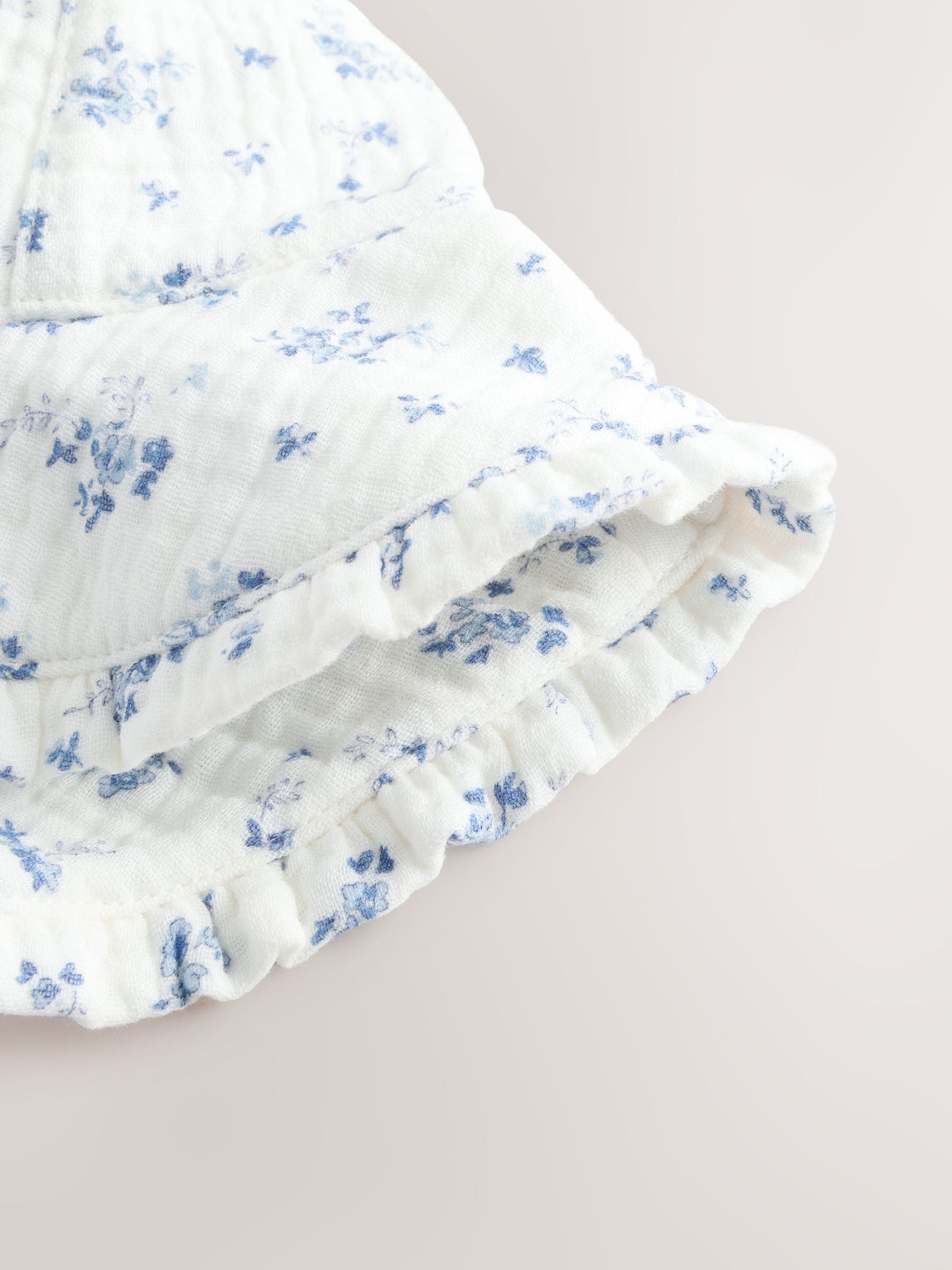 White/Blue Ditsy Floral Print 100% Cotton Baby Bucket Hat (0mths-2yrs) image 5