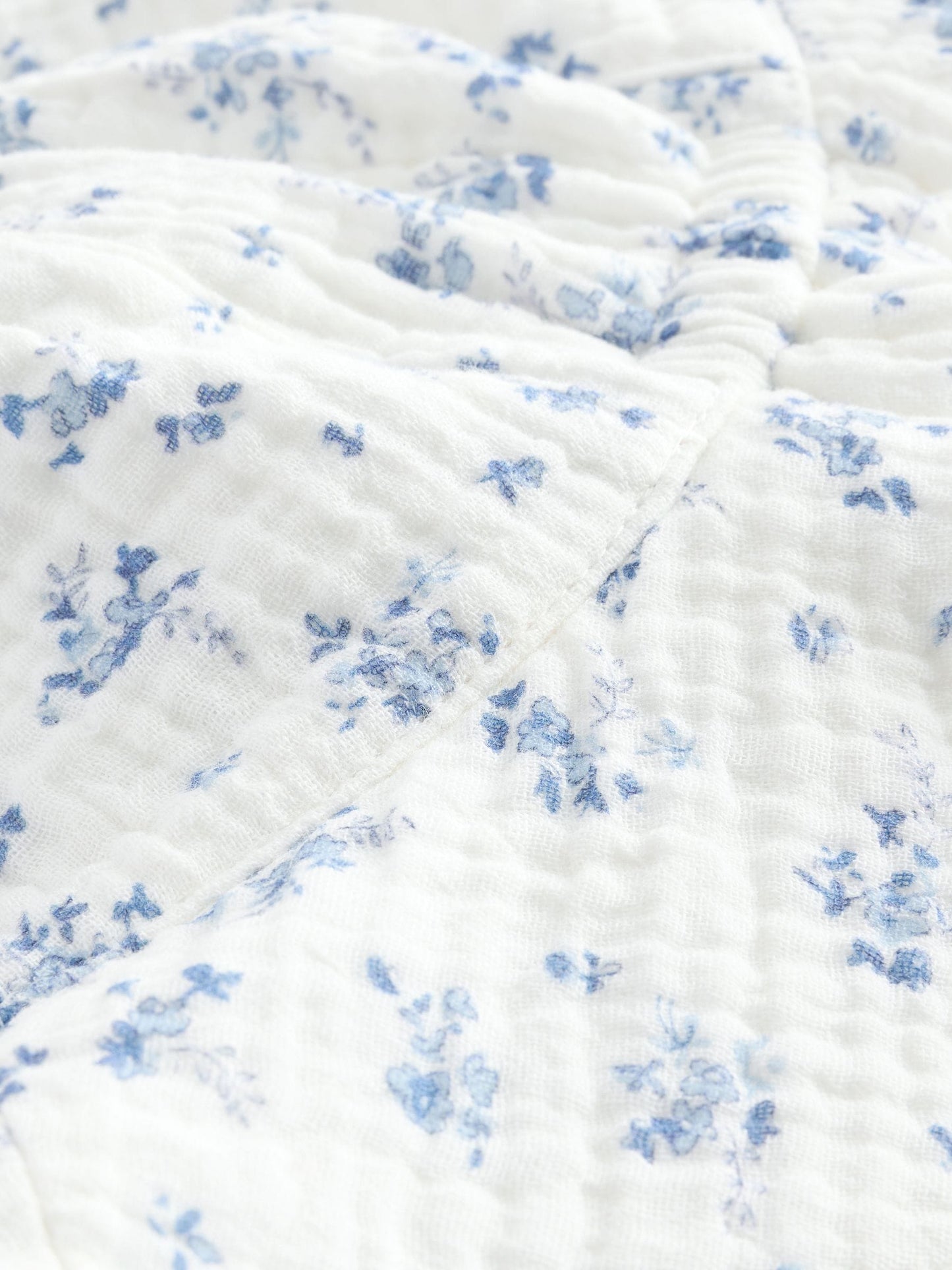 White/Blue Ditsy Floral Print 100% Cotton Baby Bucket Hat (0mths-2yrs) image 6