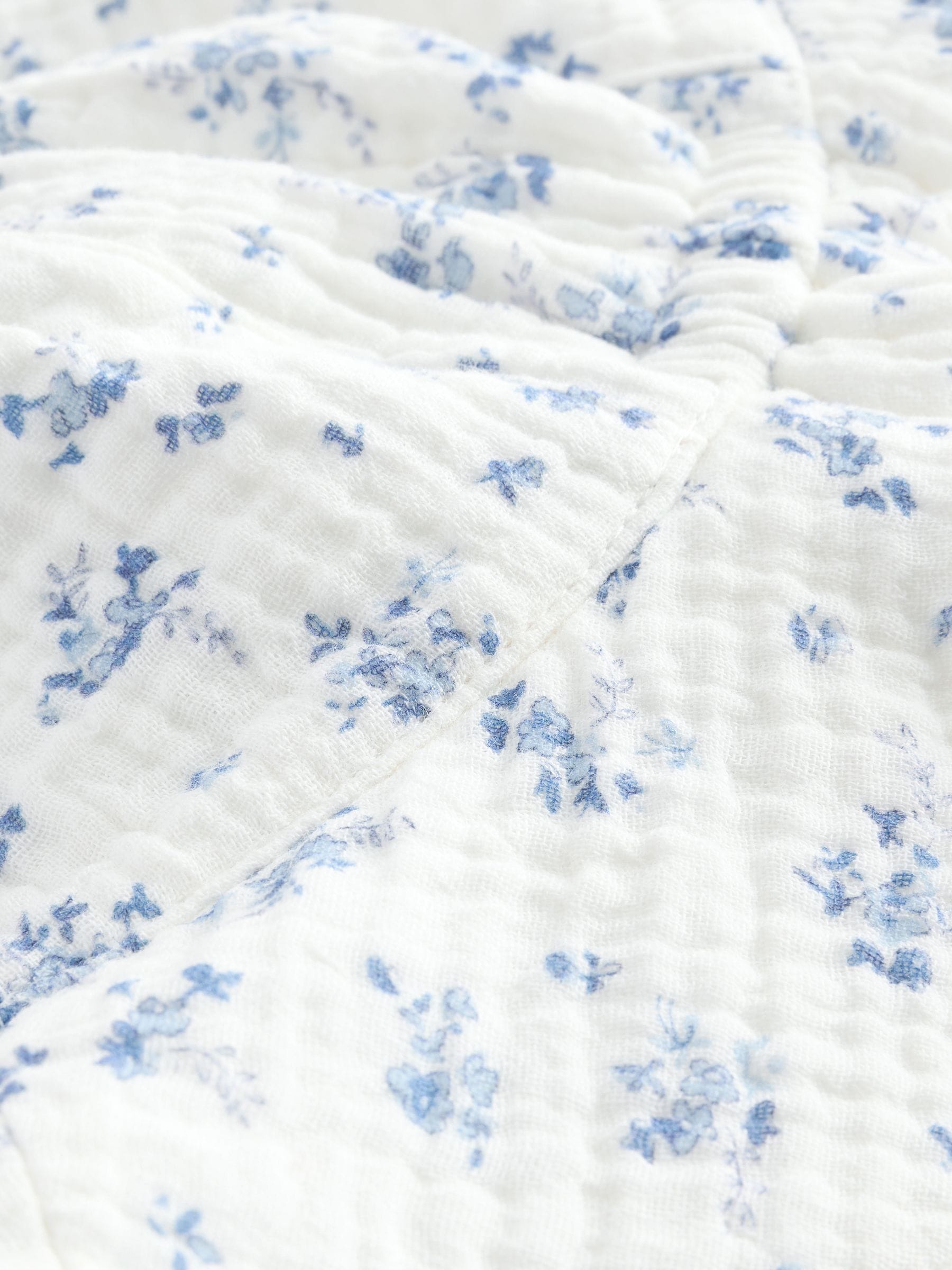 White/Blue Ditsy Floral Print 100% Cotton Baby Bucket Hat (0mths-2yrs) image 6