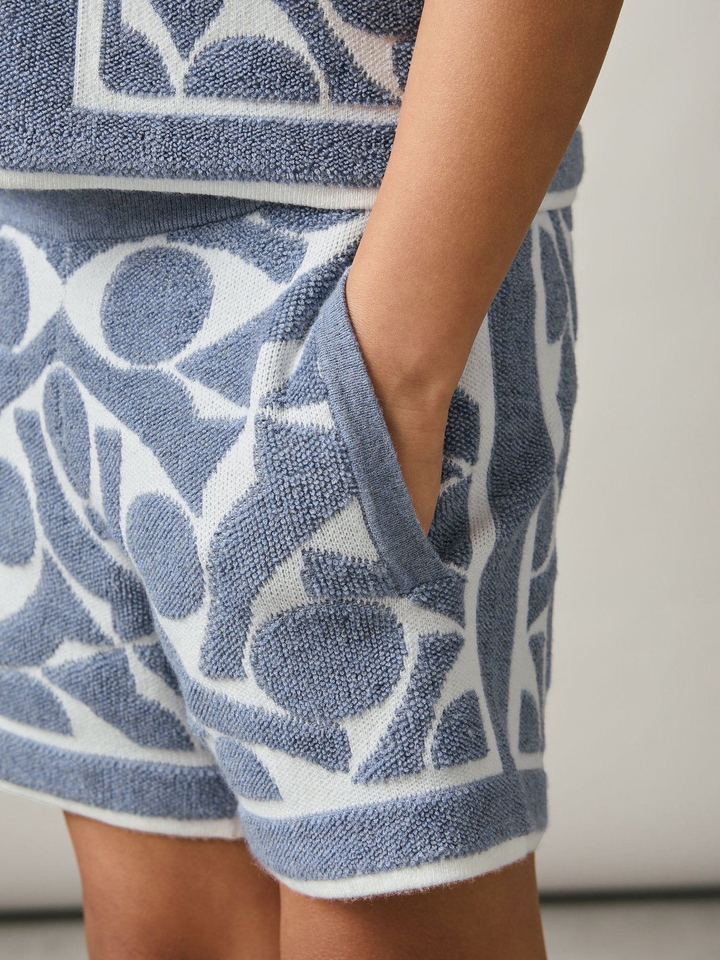 Dsiney Kidz - Reiss Soft Blue/White Vounder 3-9 yrs Abstract-Pattern Towelling Shorts image 1
