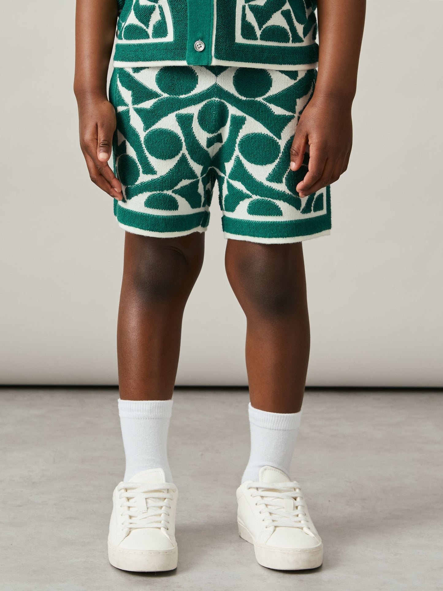 Dsiney Kidz - Reiss Green/White Vounder 3-9 yrs Abstract-Pattern Towelling Shorts image 1