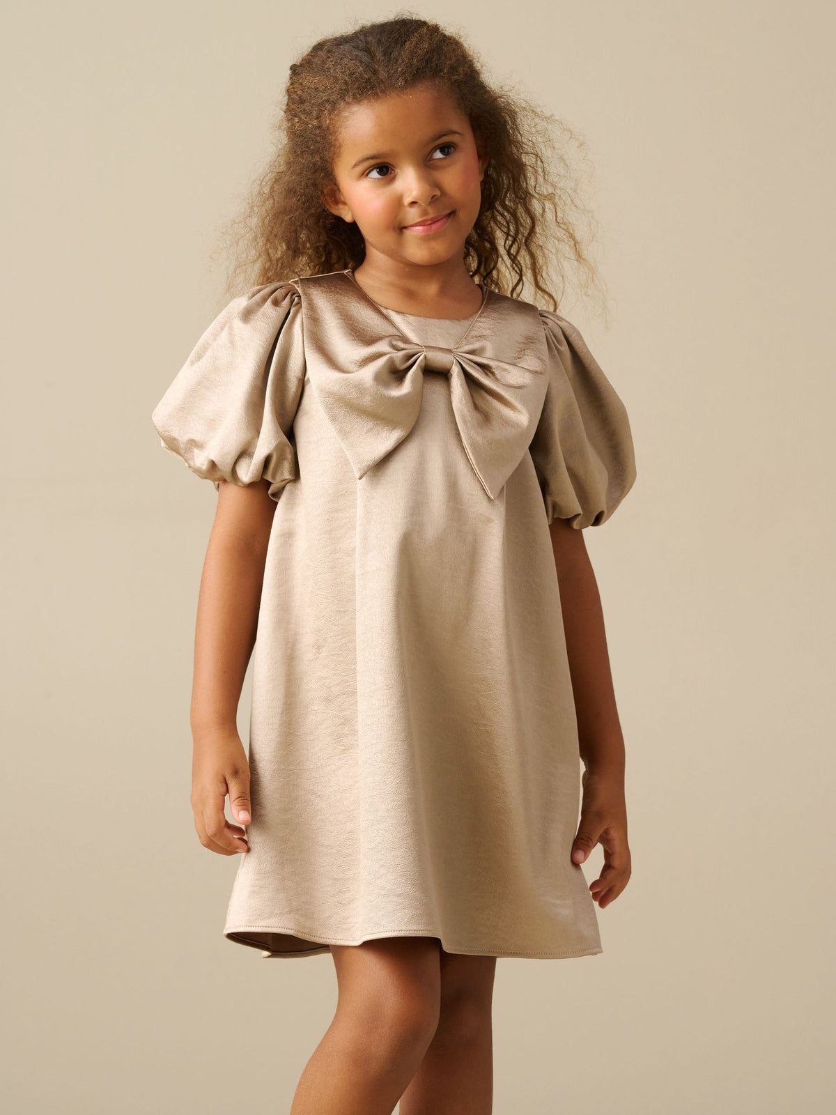 Dsiney Kidz - Angel & Rocket Natural Nadia Satin Puff Sleeve Bow Collar Shift Dress image 4
