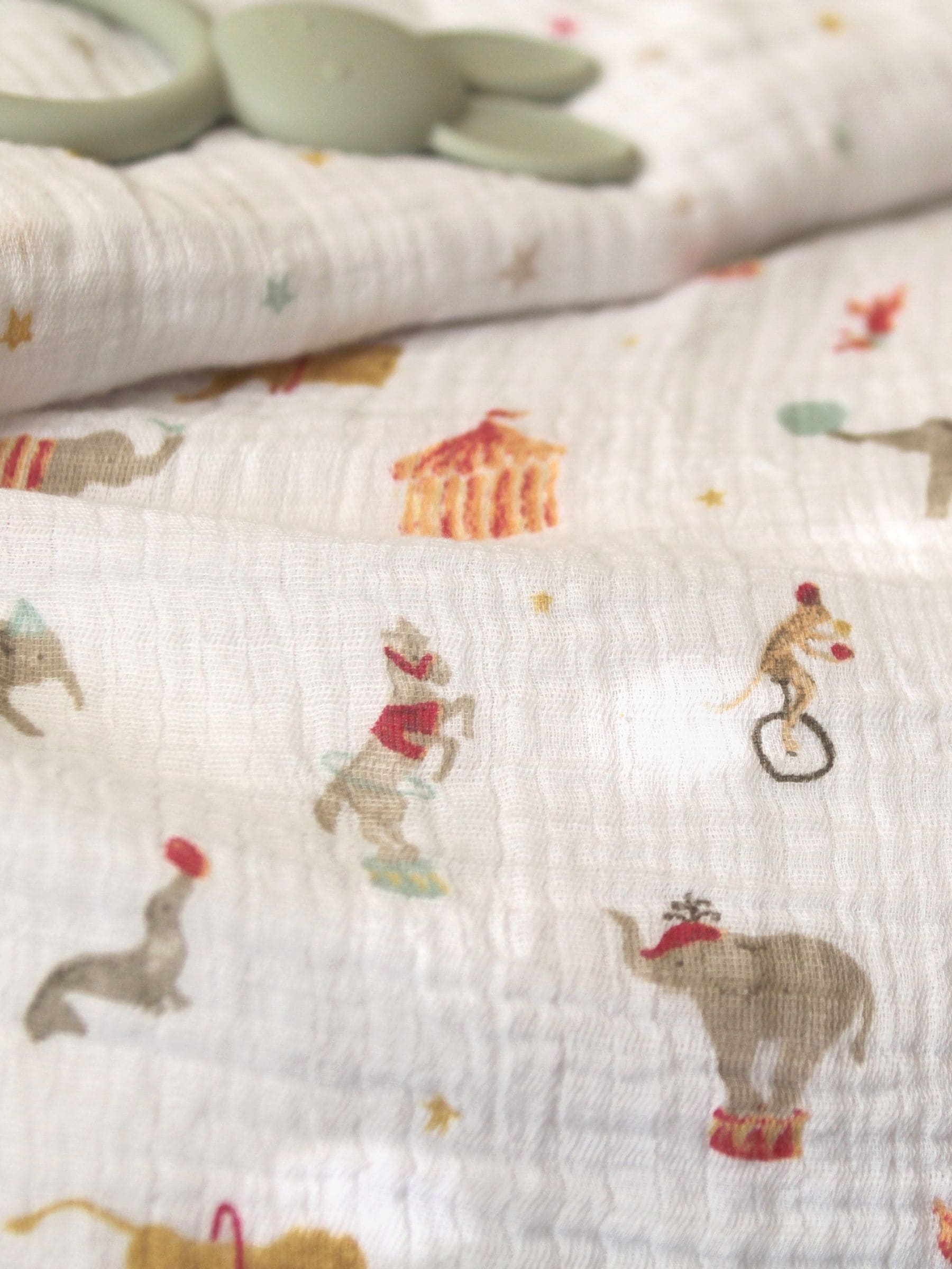 aden + anais White Essentials Elephant Circus Muslins Blankets 2 Pack image 1