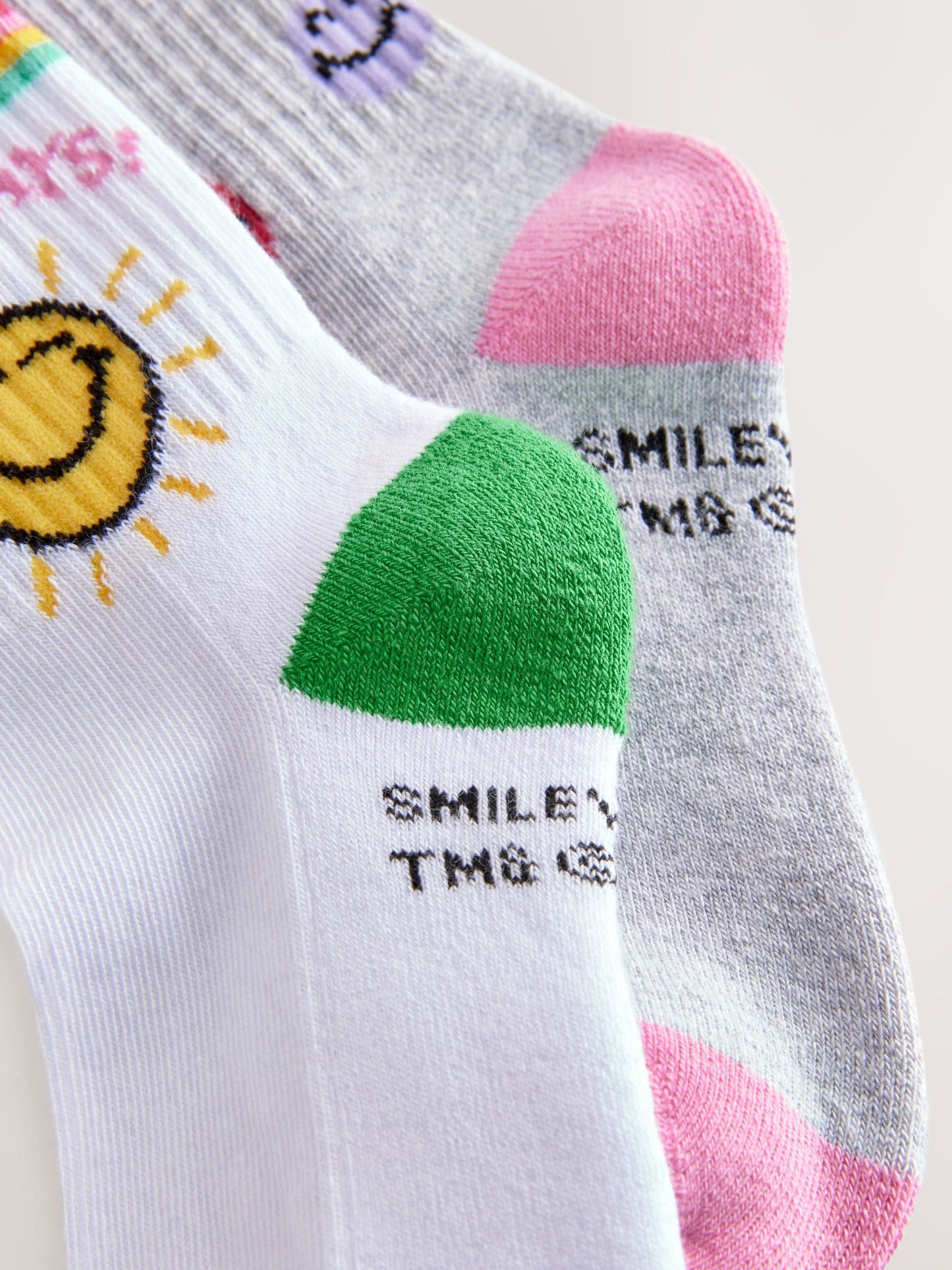White/Grey 2 Pack Cotton Rich SmileyWorld® Cushioned Sole Ankle Socks image 3