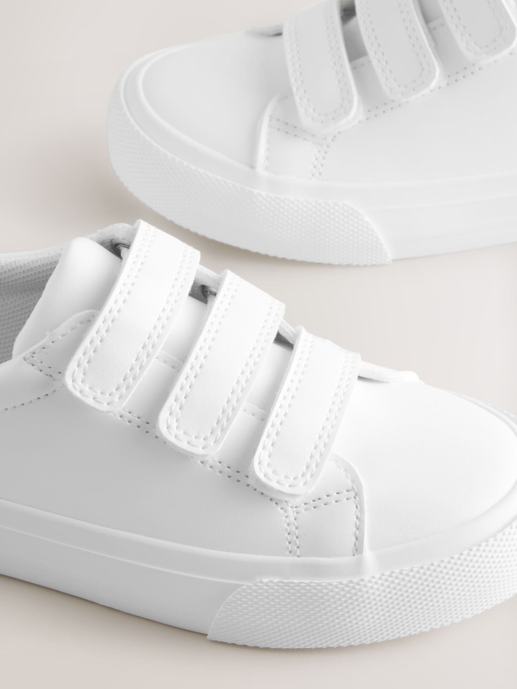 White Standard Fit (F) Touch Fastening Smart Trainers image 3
