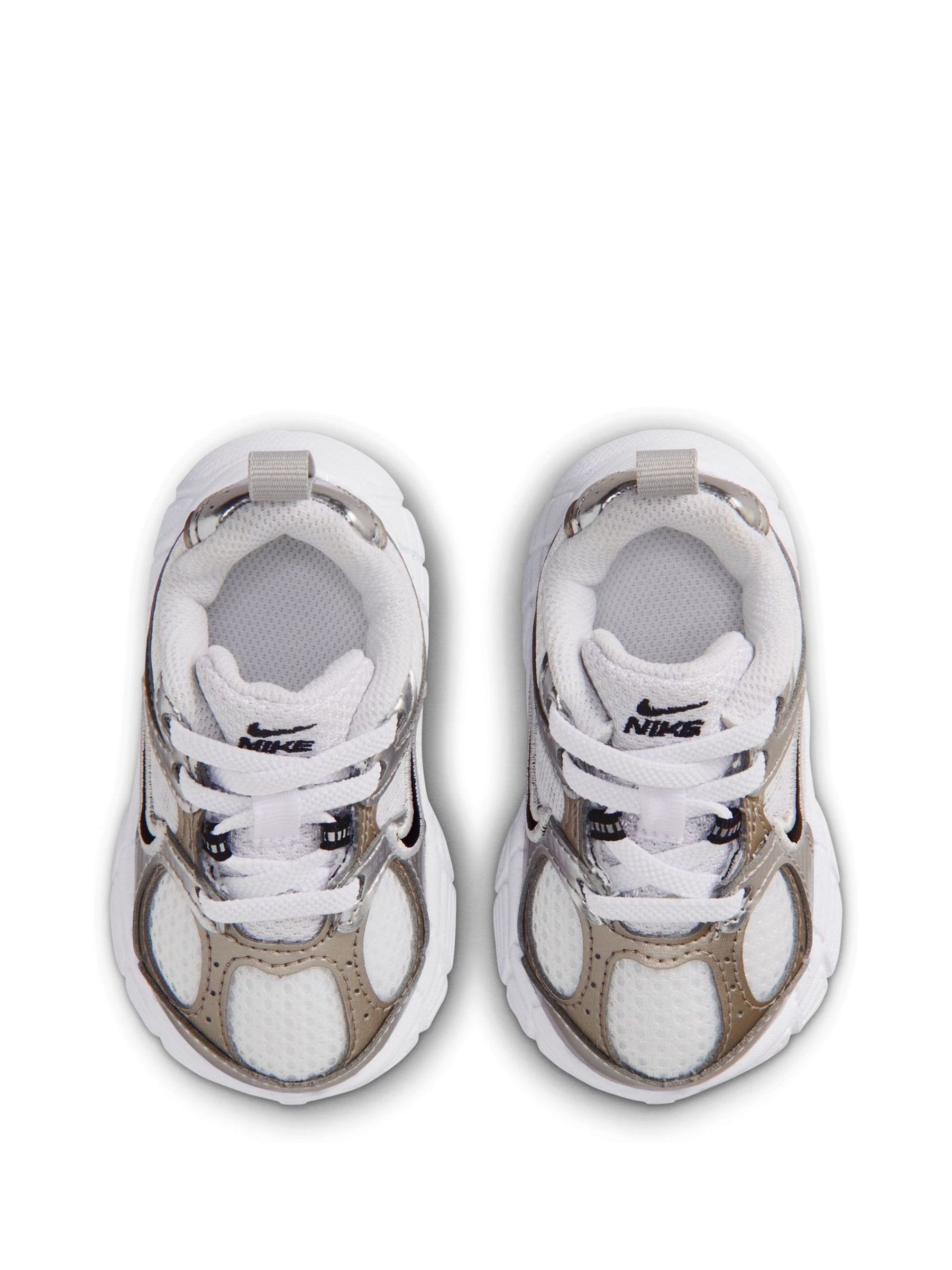 Nike White/Black Infant V5 Runner Trainers image 4