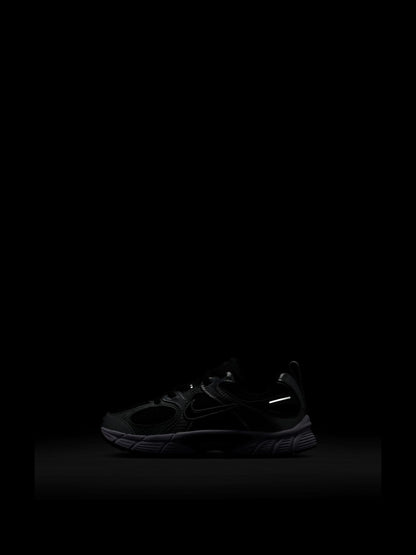 Nike Black Silver Junior V5 Runner Trainers - image 7