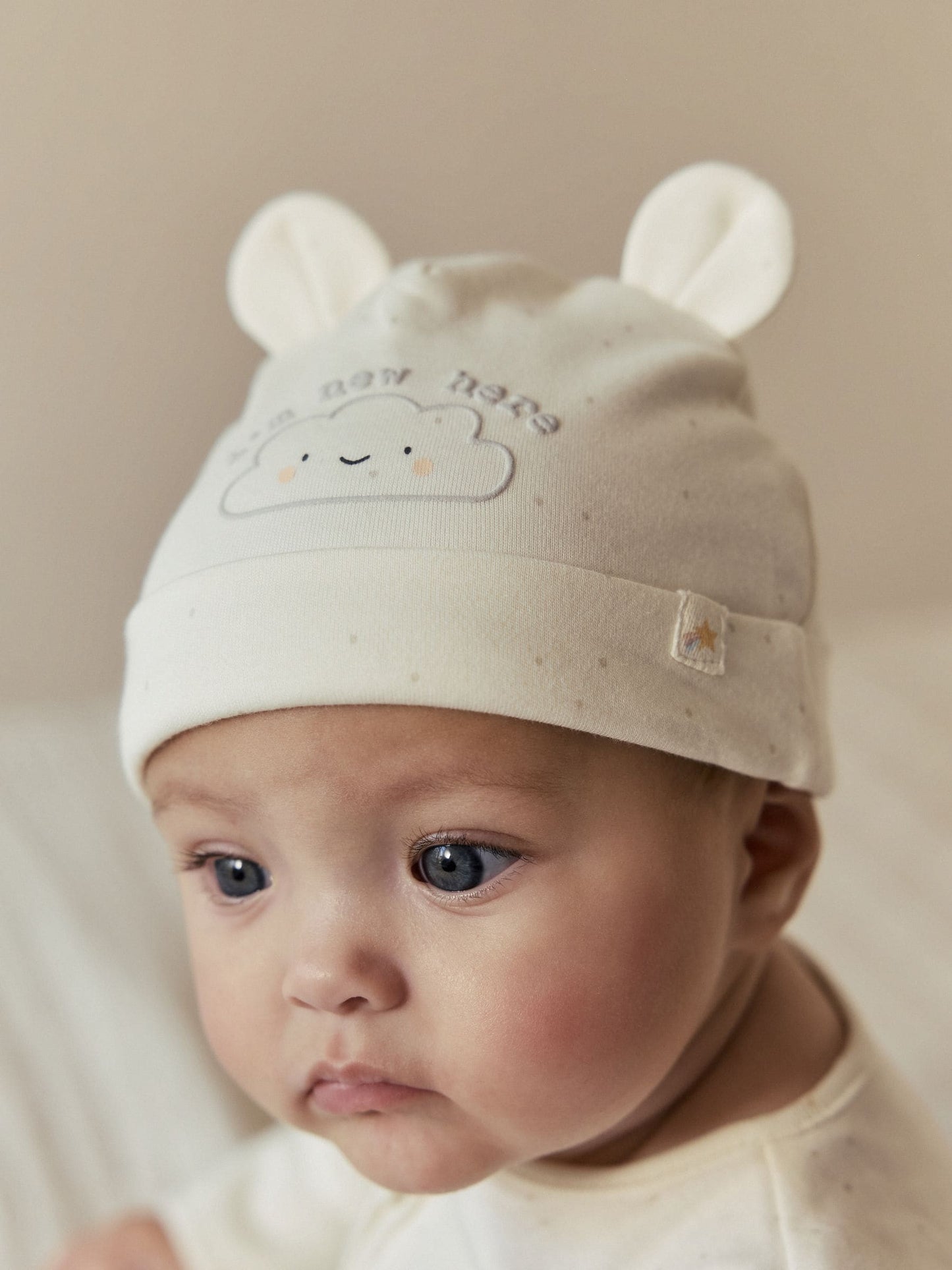 Neutral Im New Here Sleepsuit And Hat Set (0-9mths) image 4