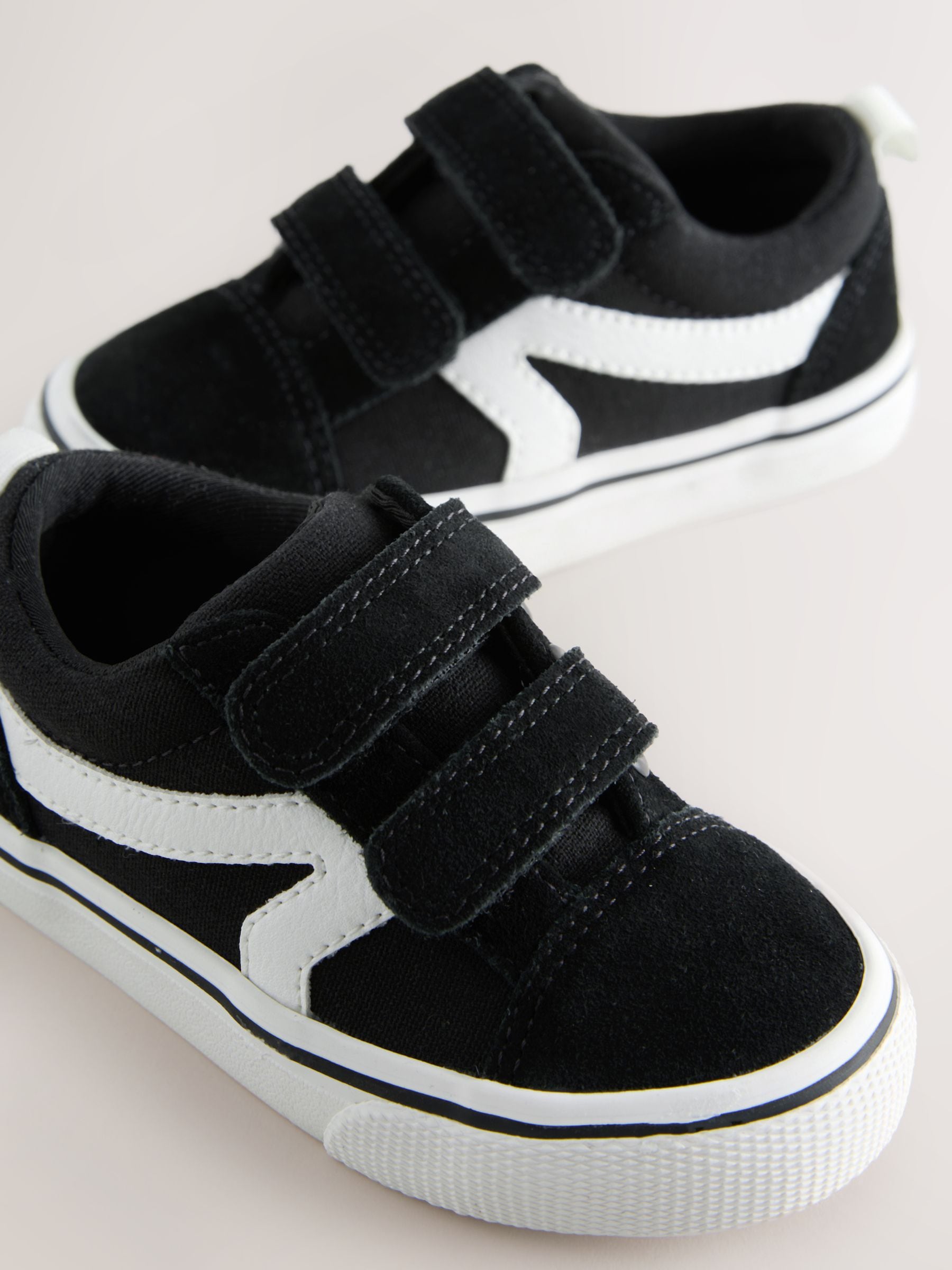 Black/White Standard Fit (F) Touch Fastening Trainers image 4