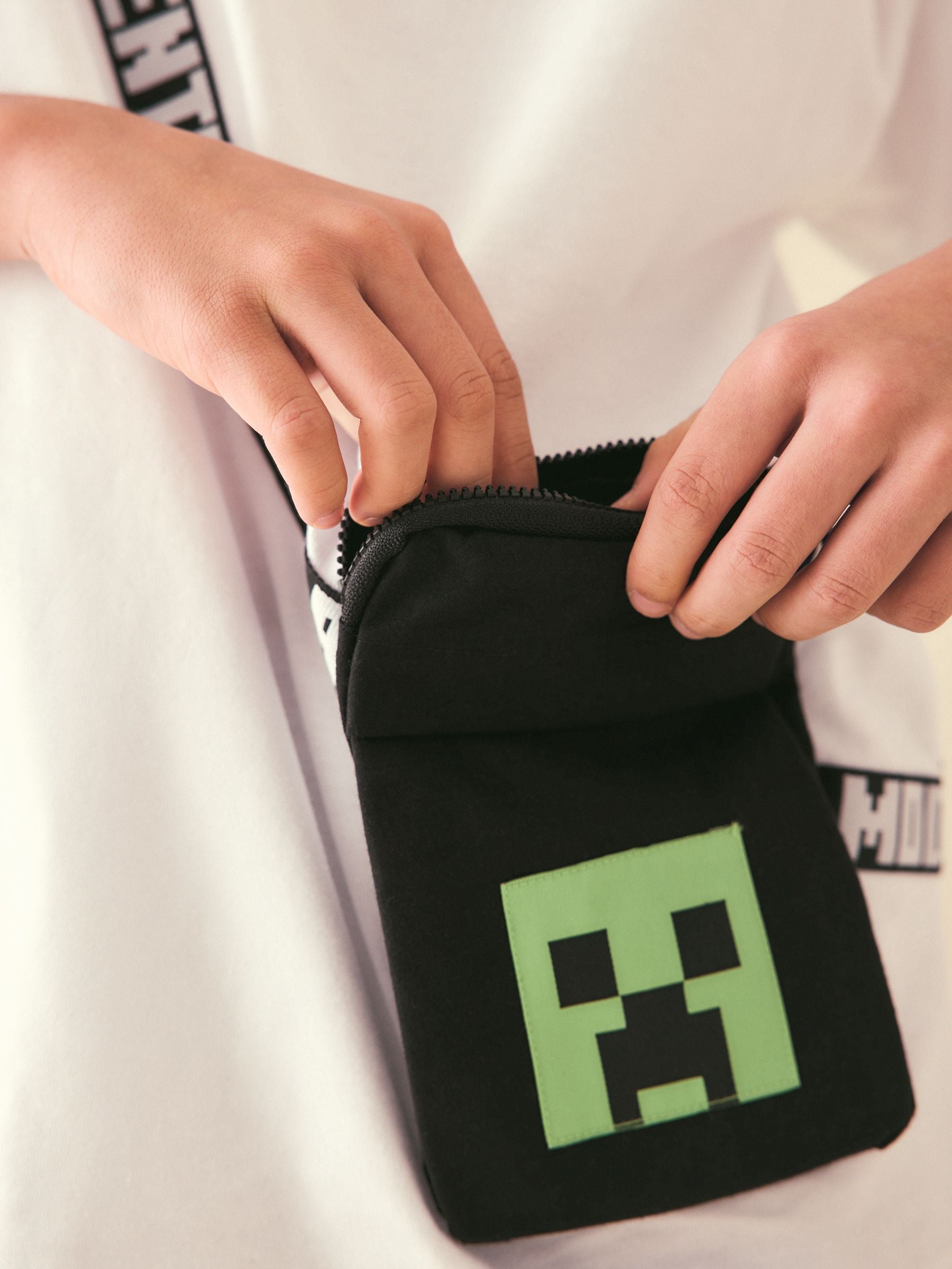 Dsiney Kidz - Stone Minecraft Bag T-Shirt (3-16yrs) image 3