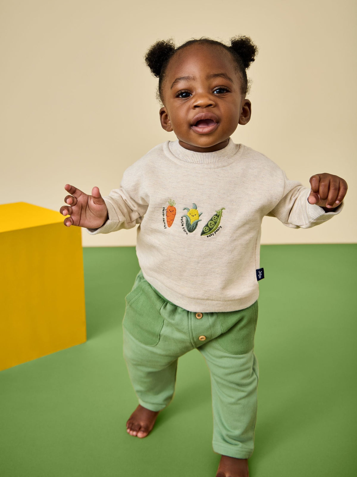Dsiney Kidz - Jojo Maman Bébé Green Vegetable Appliqué Sweatshirt & Jogger Set image 1