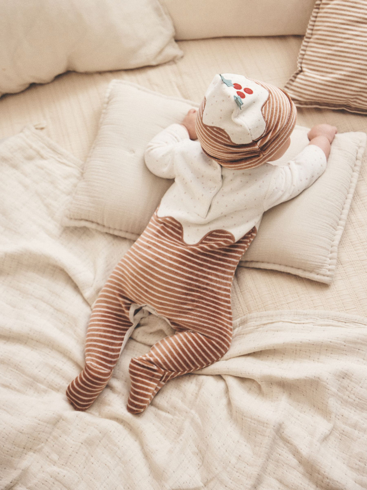 Neutral Christmas Pudding Sleepsuit & Hat Set (0mths-2yrs) - image 3