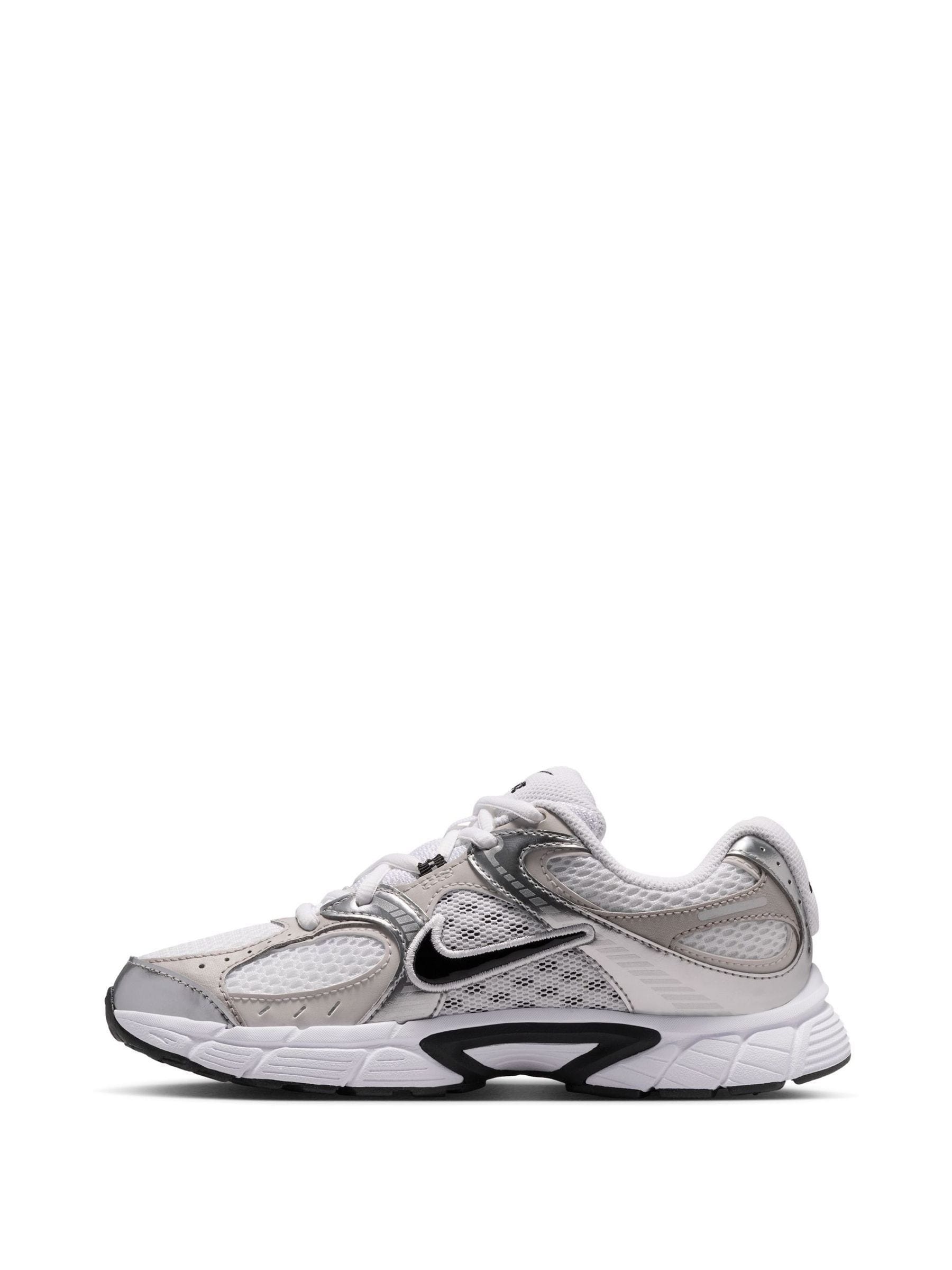 Nike White Youth V5 Runner Trainers image 3