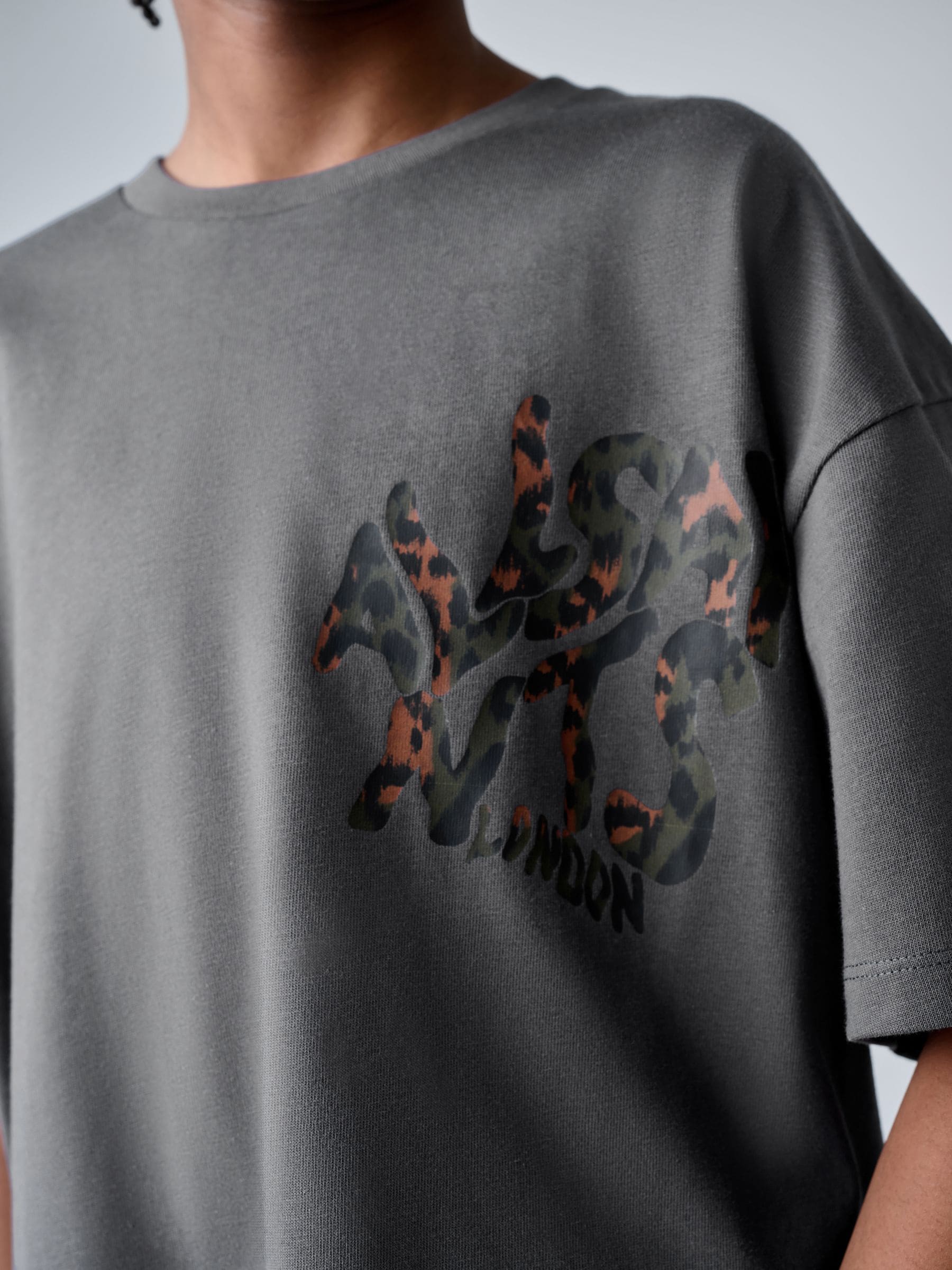 Dsiney Kidz - smALLSAINTS Charcoal Grey/Leopard Oversized Orlando Logo Crew Neck T-Shirt image 4