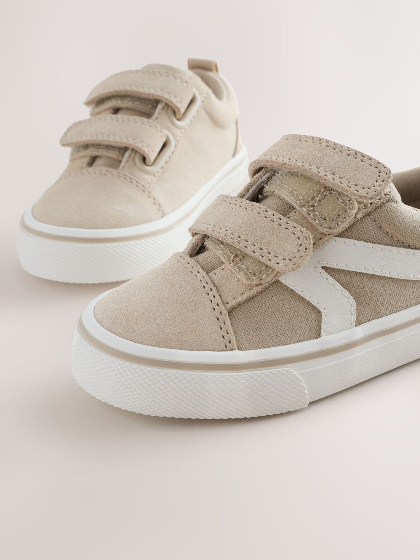 Neutral/White Standard Fit (F) Touch Fastening Trainers image 6
