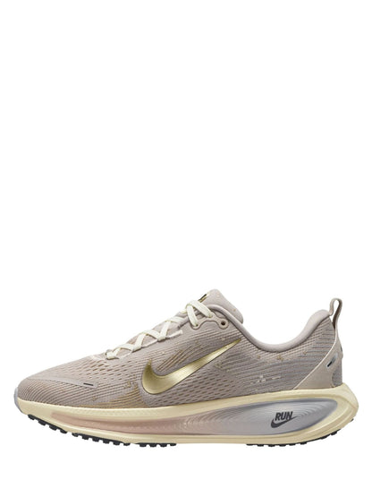 Nike Brown Gold Youth Vomero 18 Road Running Trainers image 4