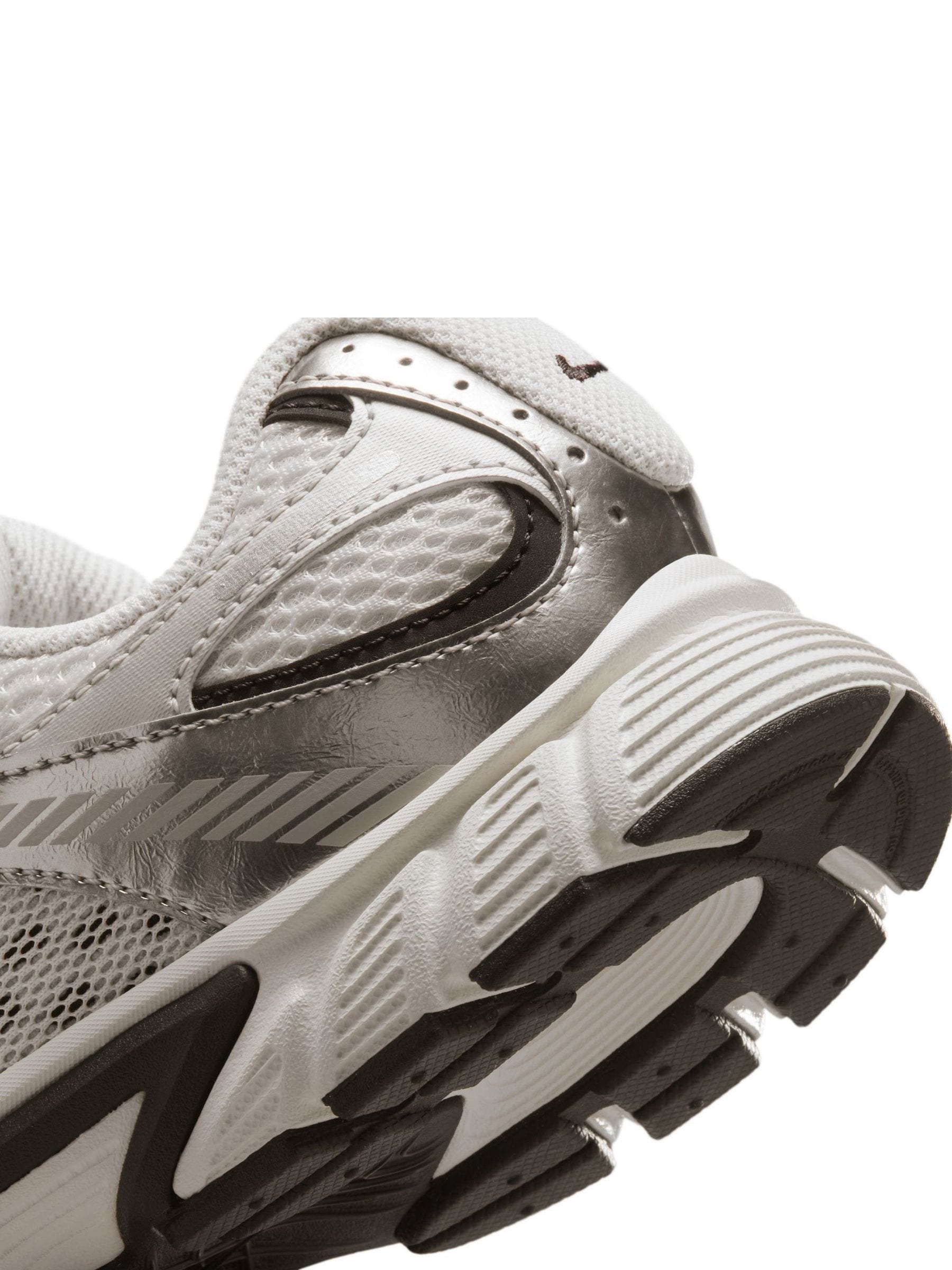 Nike Natural Silver Black Youth V5 Runner Trainers image 5