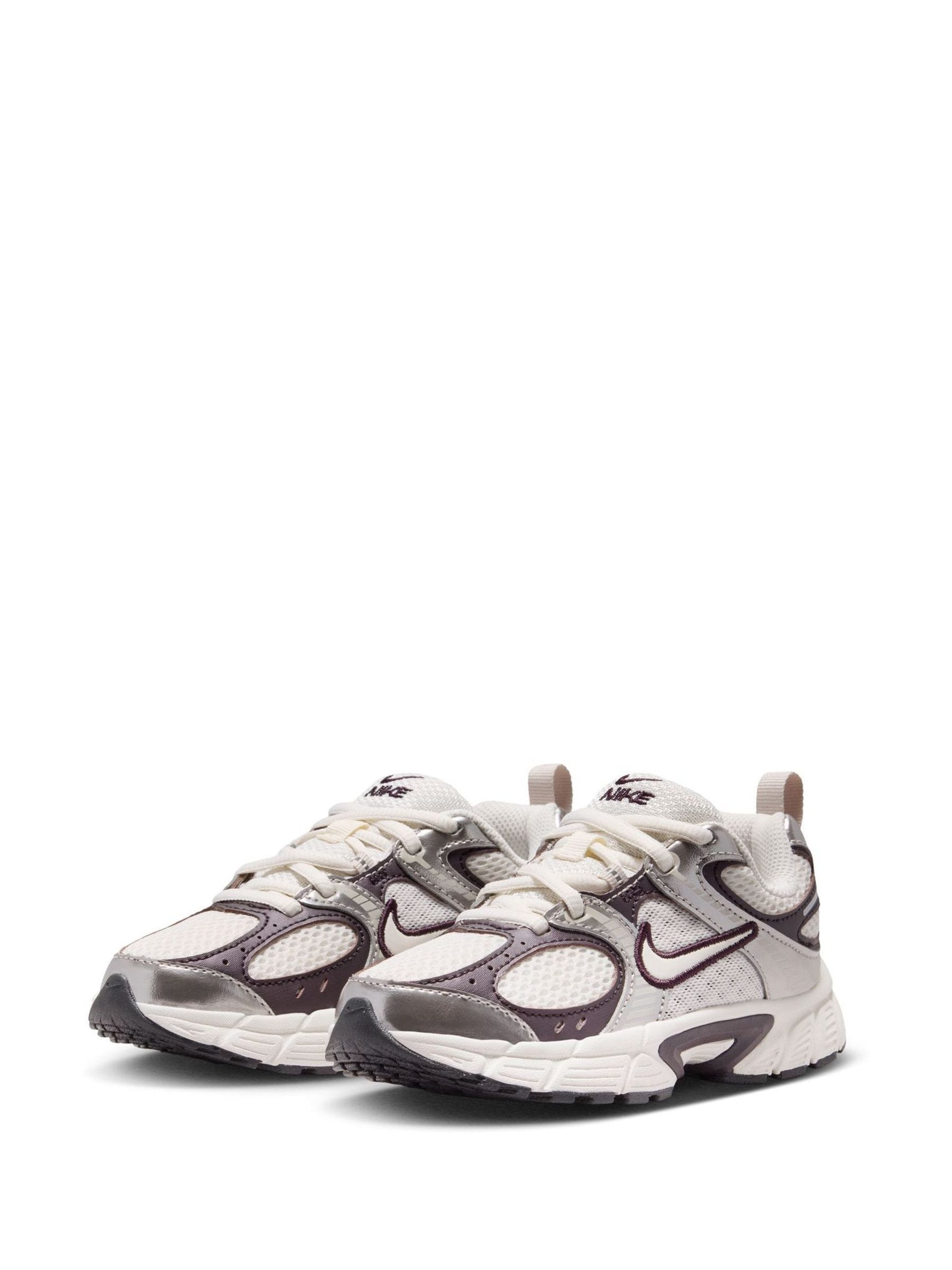 Nike Phantom Junior V5 Runner Trainers image 2