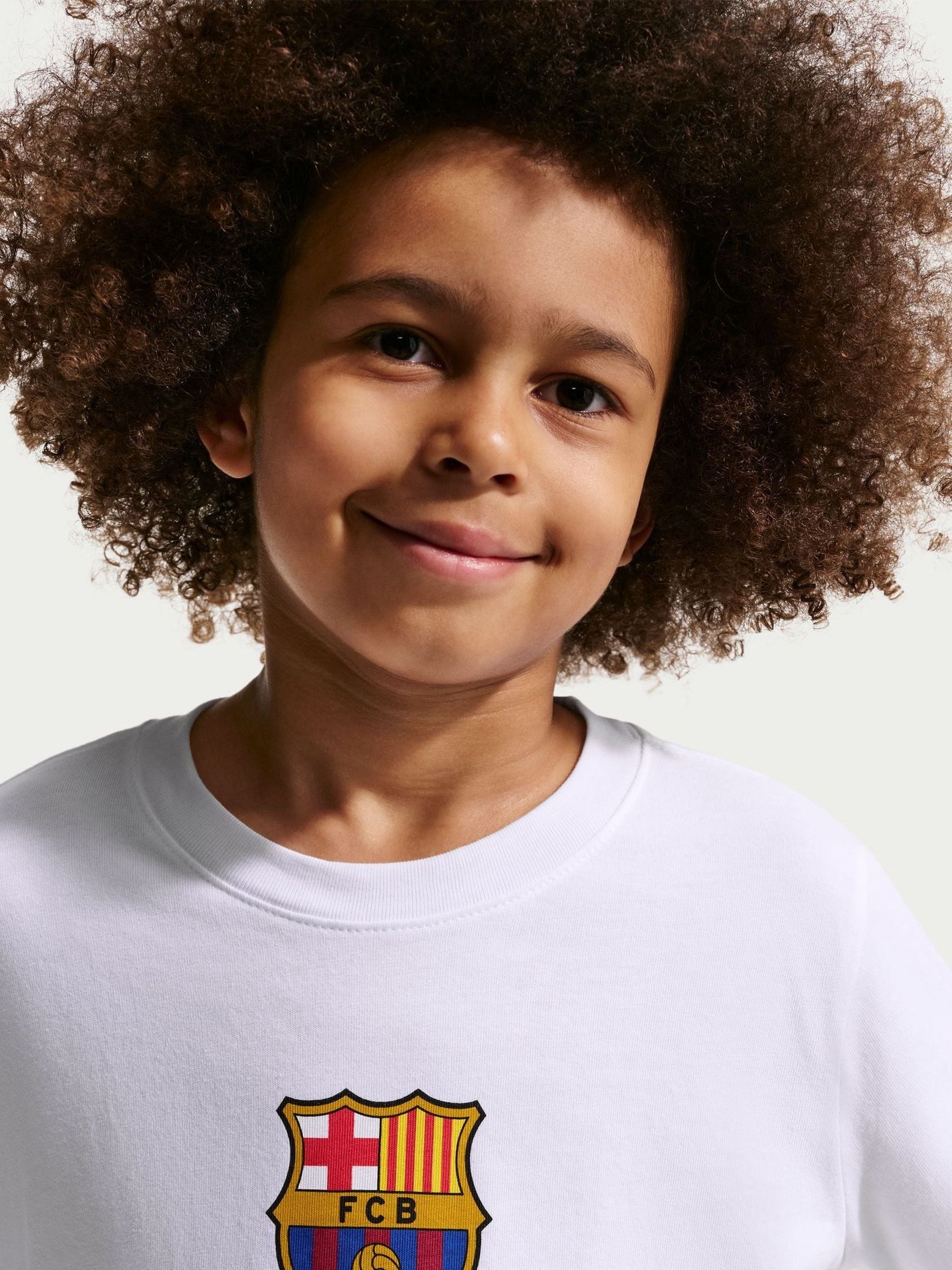 Dsiney Kidz - Nike White Youth FC Barcelona Crest T-Shirt image 5