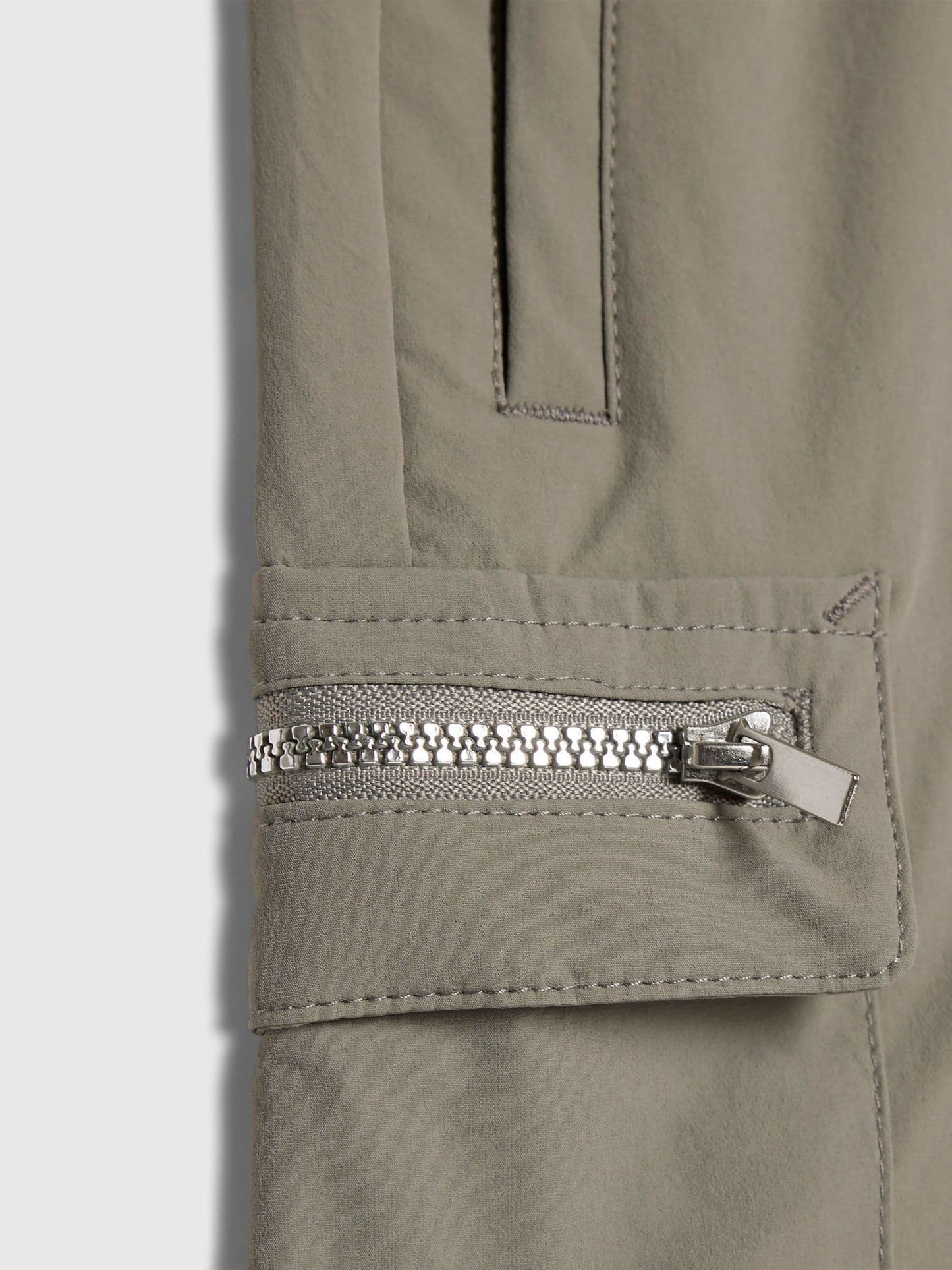 Dsiney Kidz - River Island Grey Zip Pocket Cargo Shorts image 4